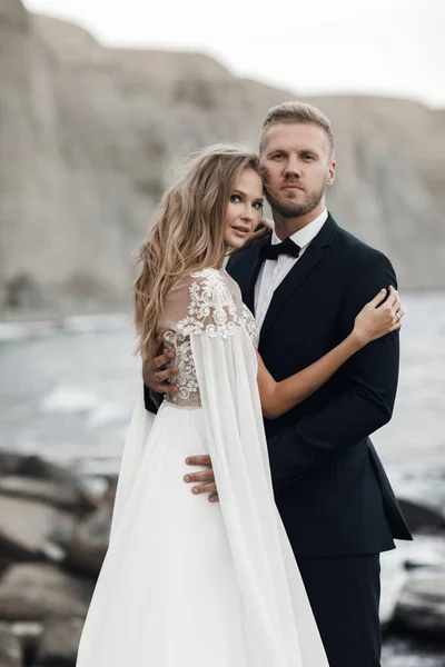 Retrato de una novia y un novio, Pareja de boda — Foto de Stock