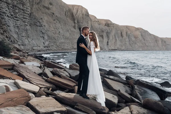 Retrato de una novia y un novio, Pareja de boda — Foto de Stock