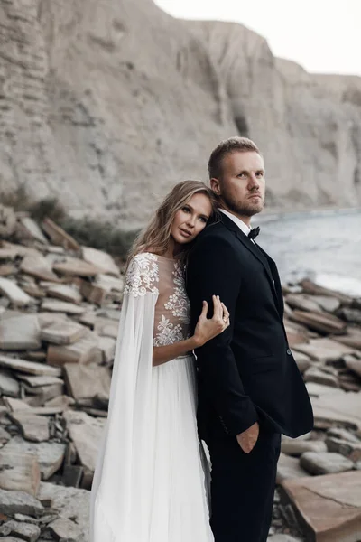 Gelin ve damadın moda portresi, düğün çifti — Stok fotoğraf