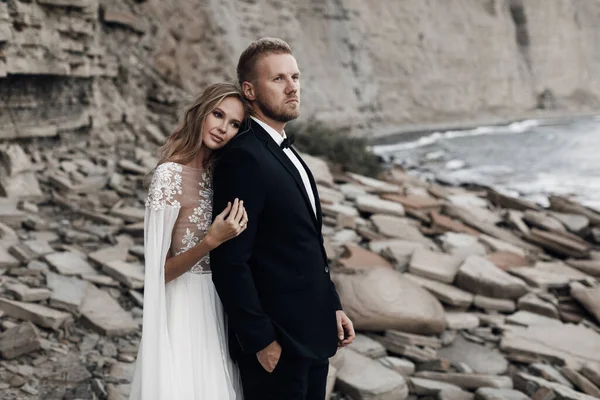 Retrato de una novia y un novio, Pareja de boda — Foto de Stock