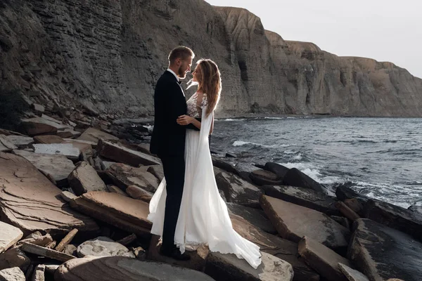 Retrato de una novia y un novio, Pareja de boda — Foto de Stock