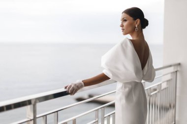 Lüks gelinlik içinde güzel bir gelinin portresi..