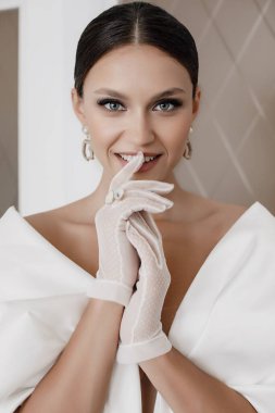 Lüks gelinlik içinde güzel bir gelinin portresi..