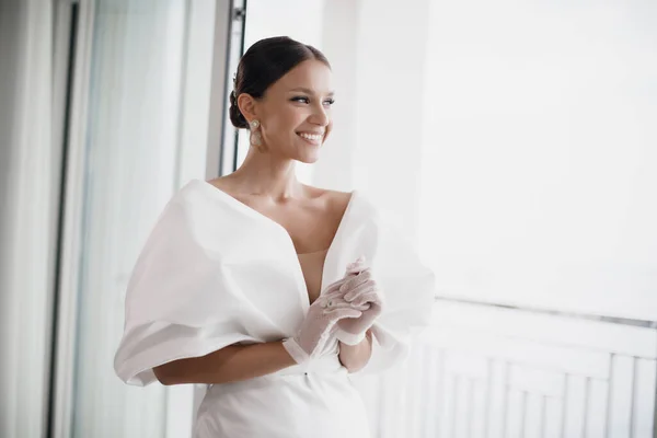 Porträt einer schönen Braut im luxuriösen Hochzeitskleid. — Stockfoto