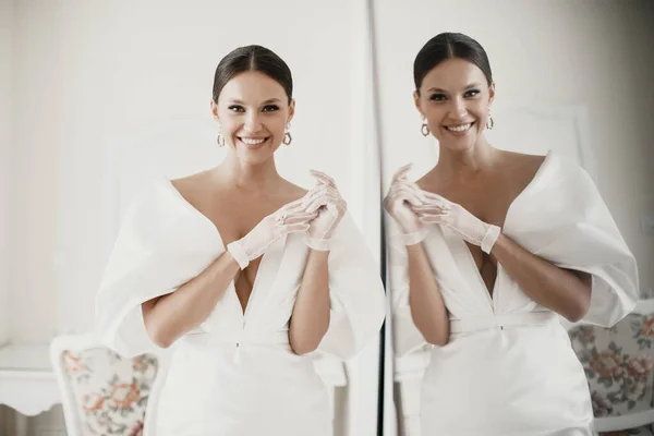 Porträt einer schönen Braut im luxuriösen Hochzeitskleid. — Stockfoto