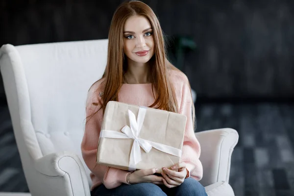 Retrato de una joven mujer bonita con un regalo en el interior — Foto de Stock