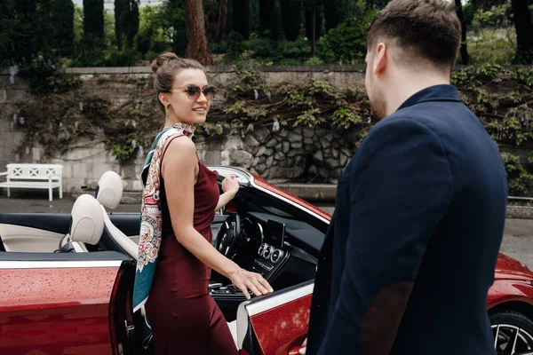 Мода пара мужчин и женщин с Cabrio автомобиль — стоковое фото
