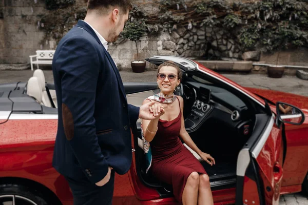 Eleganta par av man och kvinna med cabrio bil — Stockfoto