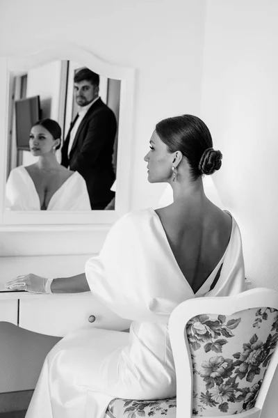 Retrato de una hermosa novia en vestido de novia de lujo. — Foto de Stock