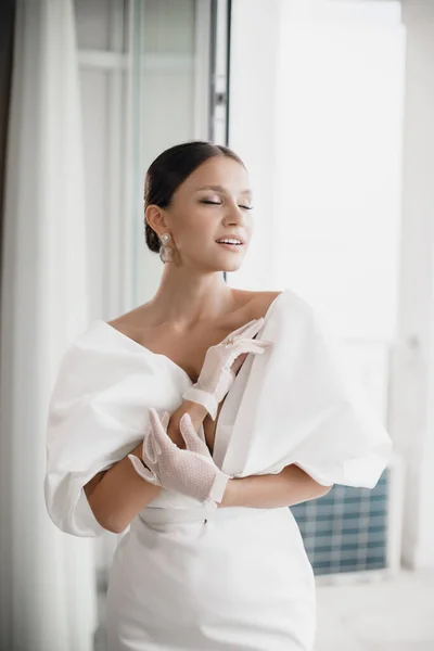 Retrato de una hermosa novia en vestido de novia de lujo. —  Fotos de Stock