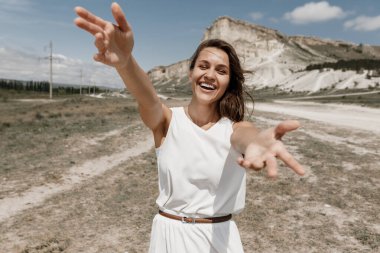 Dışarıda gülümseyen güzel bir kadın