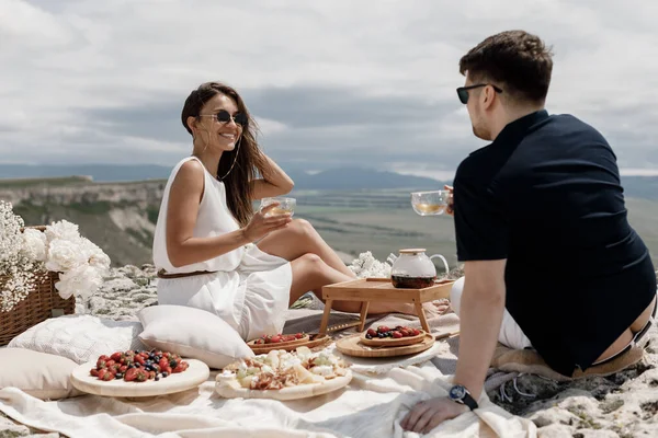 Glückliches Paar picknickt draußen, Mann und Frau lachen — Stockfoto