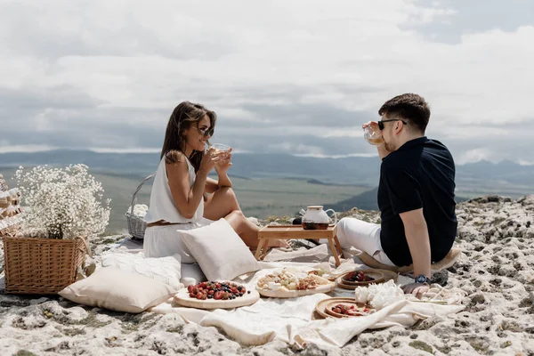 Glückliches Paar picknickt draußen, Mann und Frau lachen — Stockfoto