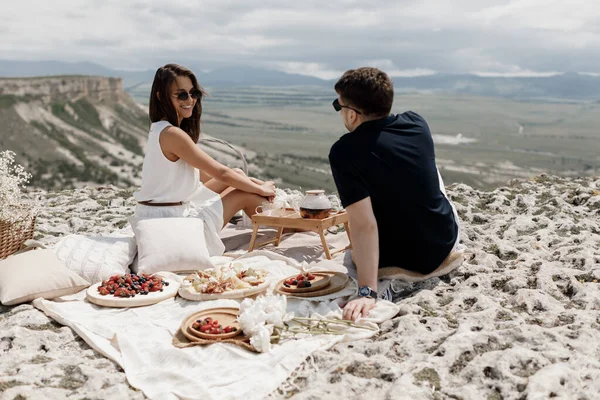 Glückliches Paar picknickt draußen, Mann und Frau lachen — Stockfoto