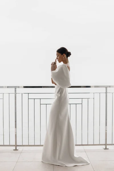 Belle mariée en robe de mariée de luxe — Photo