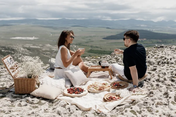 Glückliches Paar picknickt draußen, Mann und Frau lachen — Stockfoto