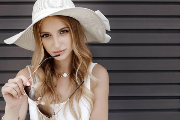 Close up ritratto di una giovane bella donna con cappello e occhiali da sole — Foto Stock