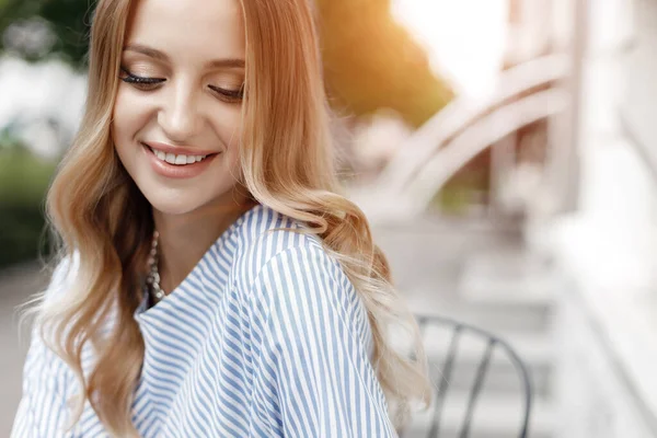 Portret van een jonge blonde mooie vrouw outdoor — Stockfoto