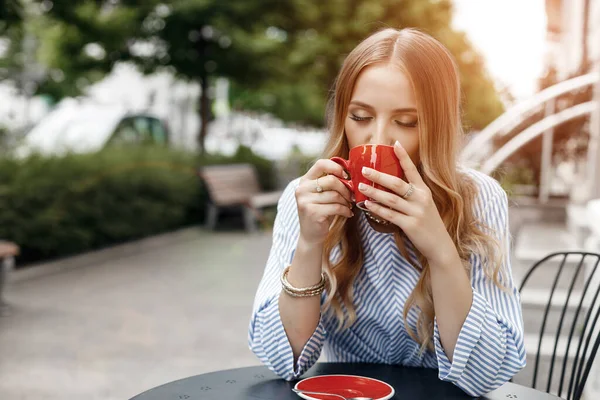 Ung lugn kvinna med kaffe på café utomhus i staden — Stockfoto