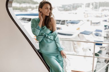 Yatta giyinmiş zarif bir genç kadın.