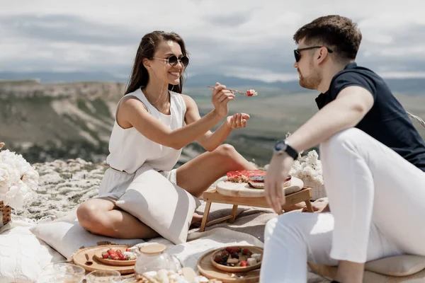 Mutlu çift dışarıda piknik yapıyor, erkek ve kadın gülüyor ve rahatlıyor. — Stok fotoğraf