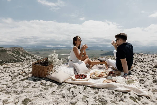 Glückliches Paar picknickt draußen, Mann und Frau lachen — Stockfoto