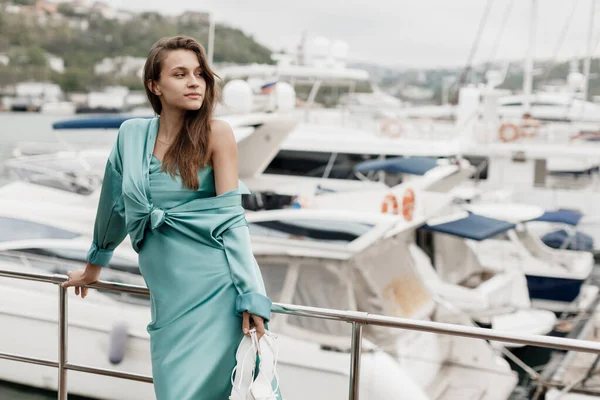 Elegant ung kvinna i klänning på yacht — Stockfoto