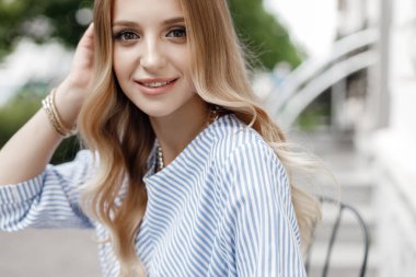 Dışarıdaki sarışın güzel bir kadının portresi.