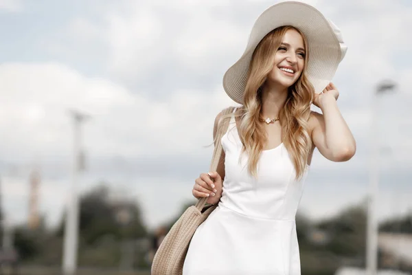 Portret van een jonge blonde mooie vrouw outdoor — Stockfoto