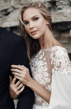 Güzel gelinlik içinde güzel bir gelin.