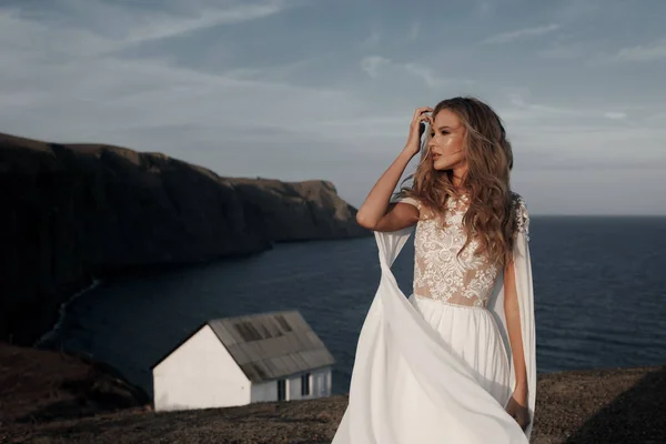 Mode brud i vacker bröllopsklänning nära havet — Stockfoto