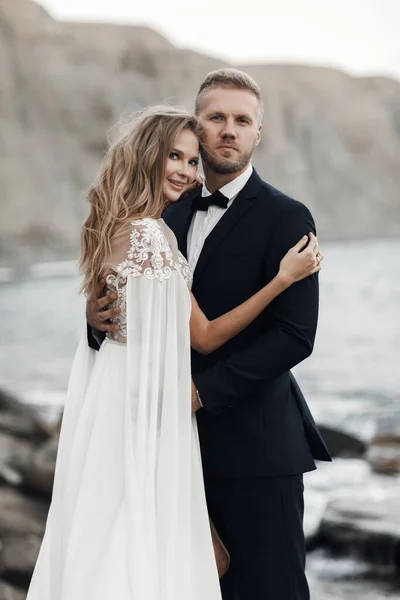 Retrato de una novia y un novio, Pareja de boda — Foto de Stock