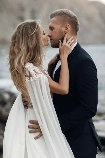 Retrato de una novia y un novio, Pareja de boda — Foto de Stock