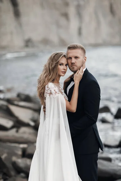 Retrato de una novia y un novio, Pareja de boda — Foto de Stock