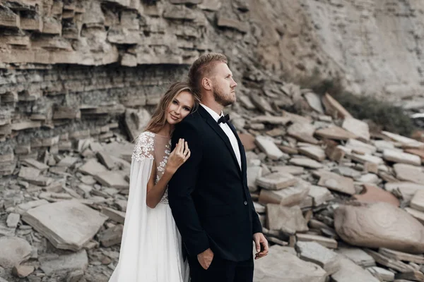 Fashion portrait of a bride and groom, Wedding couple — Stock Photo, Image