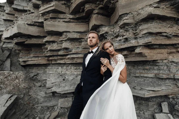 Retrato de una novia y un novio, Pareja de boda al aire libre — Foto de Stock