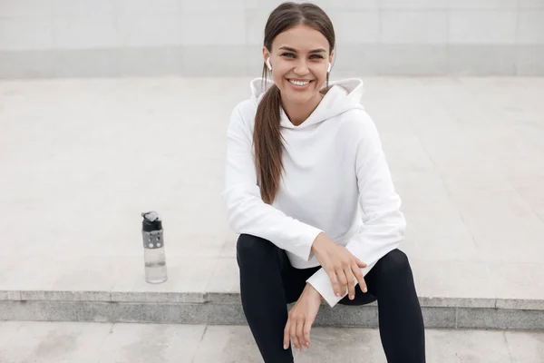 Deporte joven bonita mujer, cara feliz — Foto de Stock