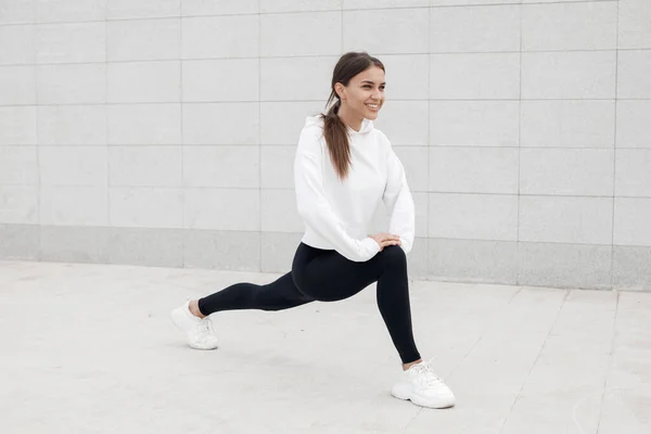 Молодая женщина делает фитнес-зал на открытом воздухе — стоковое фото