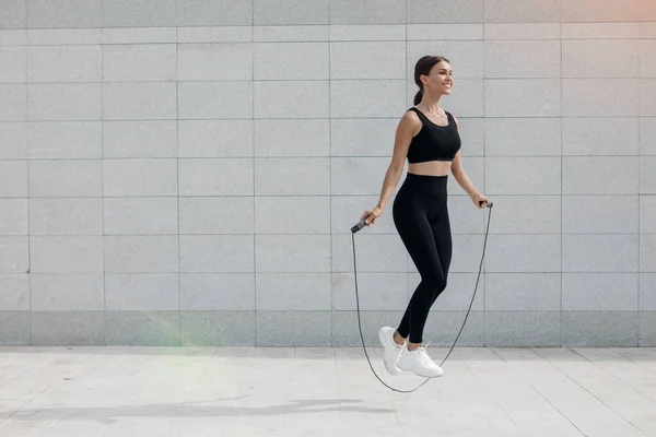 Mujer joven haciendo fitness al aire libre —  Fotos de Stock