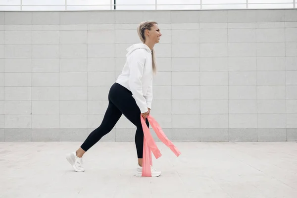 Mujer joven haciendo fitness al aire libre — Foto de Stock