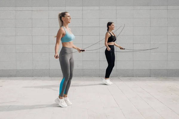 Dos mujeres haciendo fitness al aire libre —  Fotos de Stock