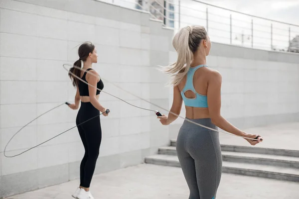 Две женщины занимаются фитнесом на улице — стоковое фото