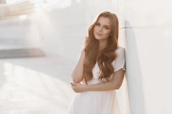 Joven feliz sonriente mujer en sombrero al aire libre —  Fotos de Stock