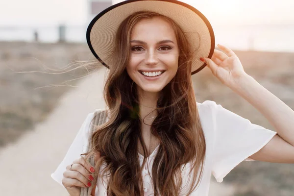 Jovem feliz sorrindo mulher no chapéu ao ar livre — Fotografia de Stock