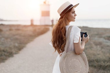 Dışarıda kamerası olan mutlu genç bir kadın.