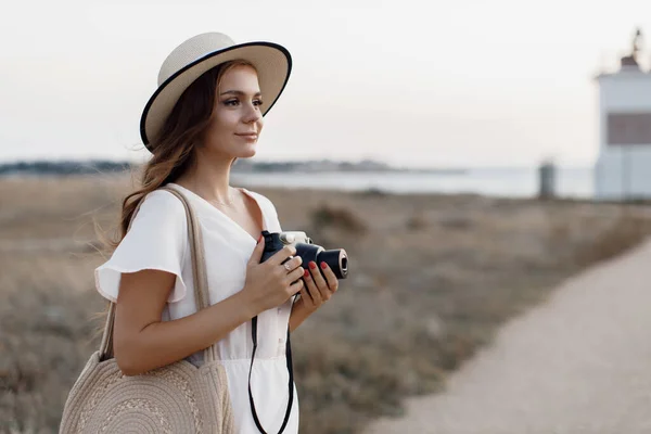 Feliz joven mujer con cámara al aire libre — Foto de Stock