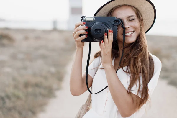 Felice giovane donna con macchina fotografica all'aperto — Foto Stock