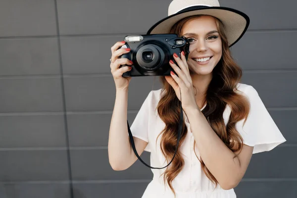 快乐的年轻女人在户外带着相机 — 图库照片
