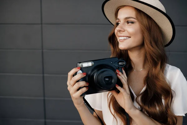 Felice giovane donna con macchina fotografica all'aperto — Foto Stock