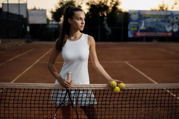 Ung kvinna tennisspelare med racket. modeporträtt — Stockfoto